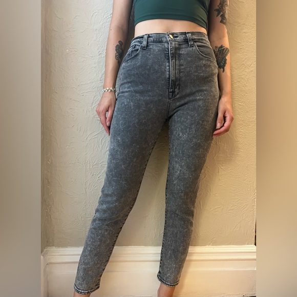 ✨2 for $25✨BDG | high rise mom jeans - Picture 1 of 4